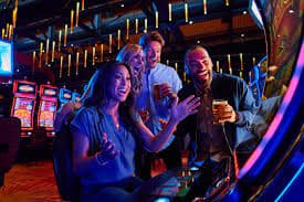 slotcrazy APP မြန်မာ မိုဘိုင်းဖြင့် Slots နှင့် Live Casino ကစားနေသောပုံ